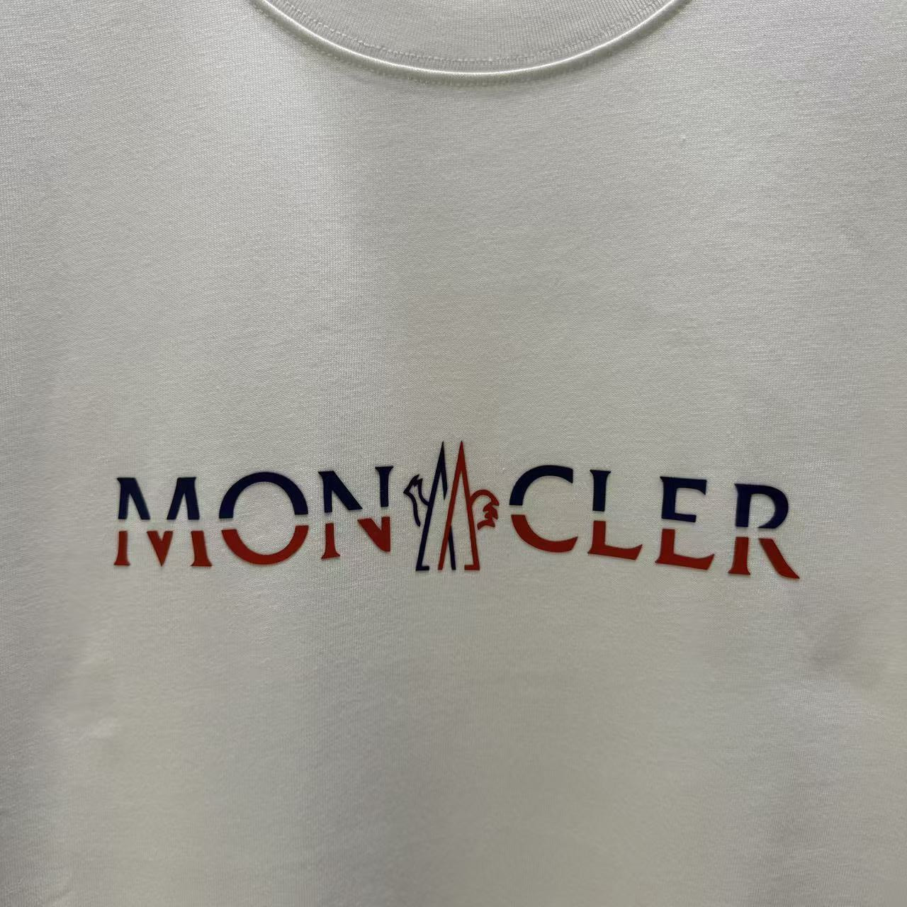 <p>Moncler 短袖T恤(白)</p>