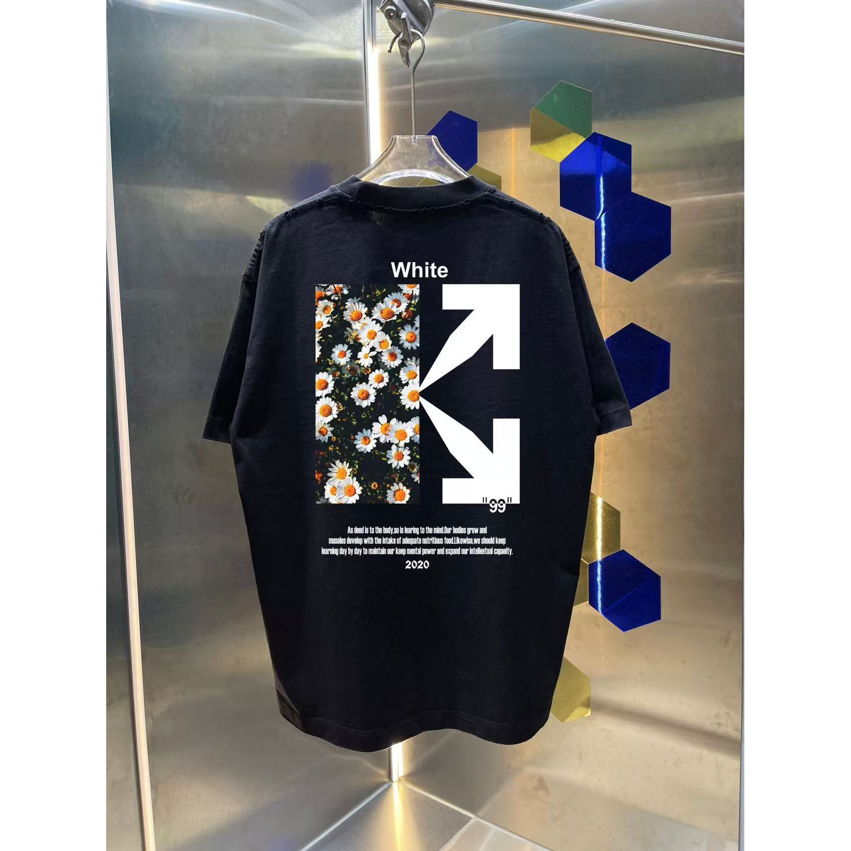 <p>OFF-white 洗水磨破短袖T恤(洗水黑)</p>