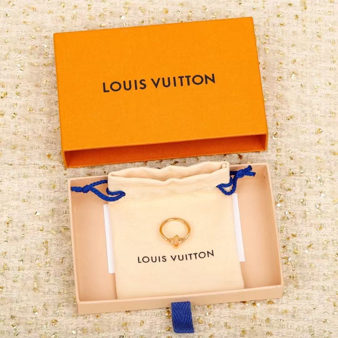 <p>LV&nbsp;菱形戒指</p>