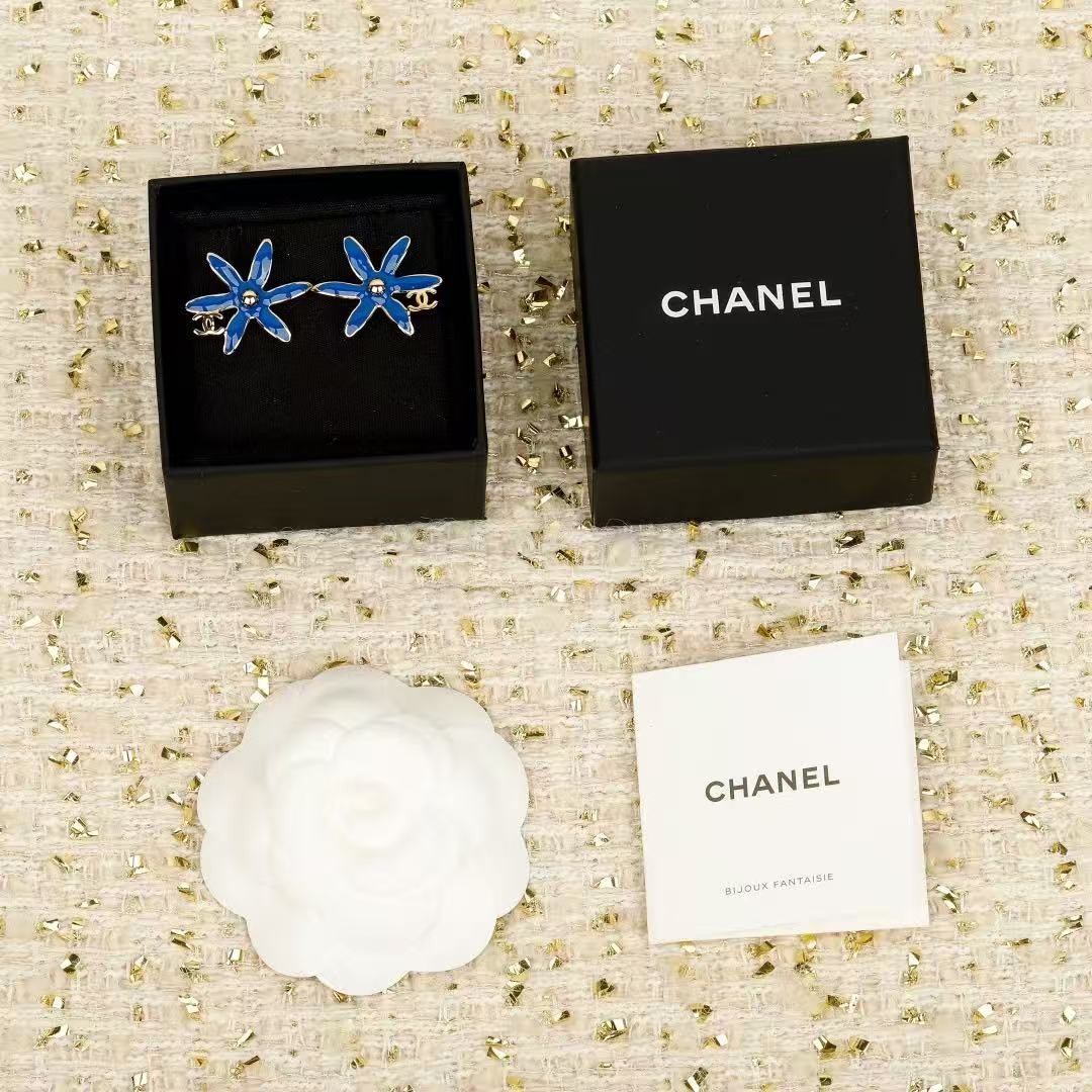 <p>CHANEL&nbsp;海星双C耳钉(藍)</p>