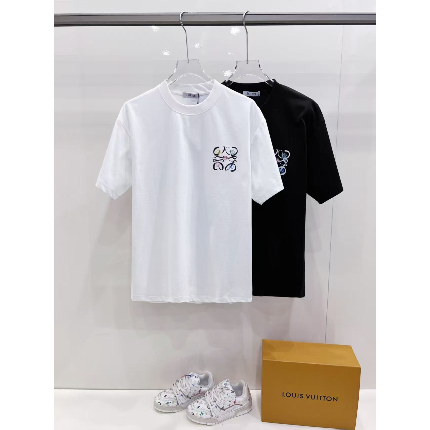 <p>LOEWE&nbsp;男士休闲短袖(黑)</p>