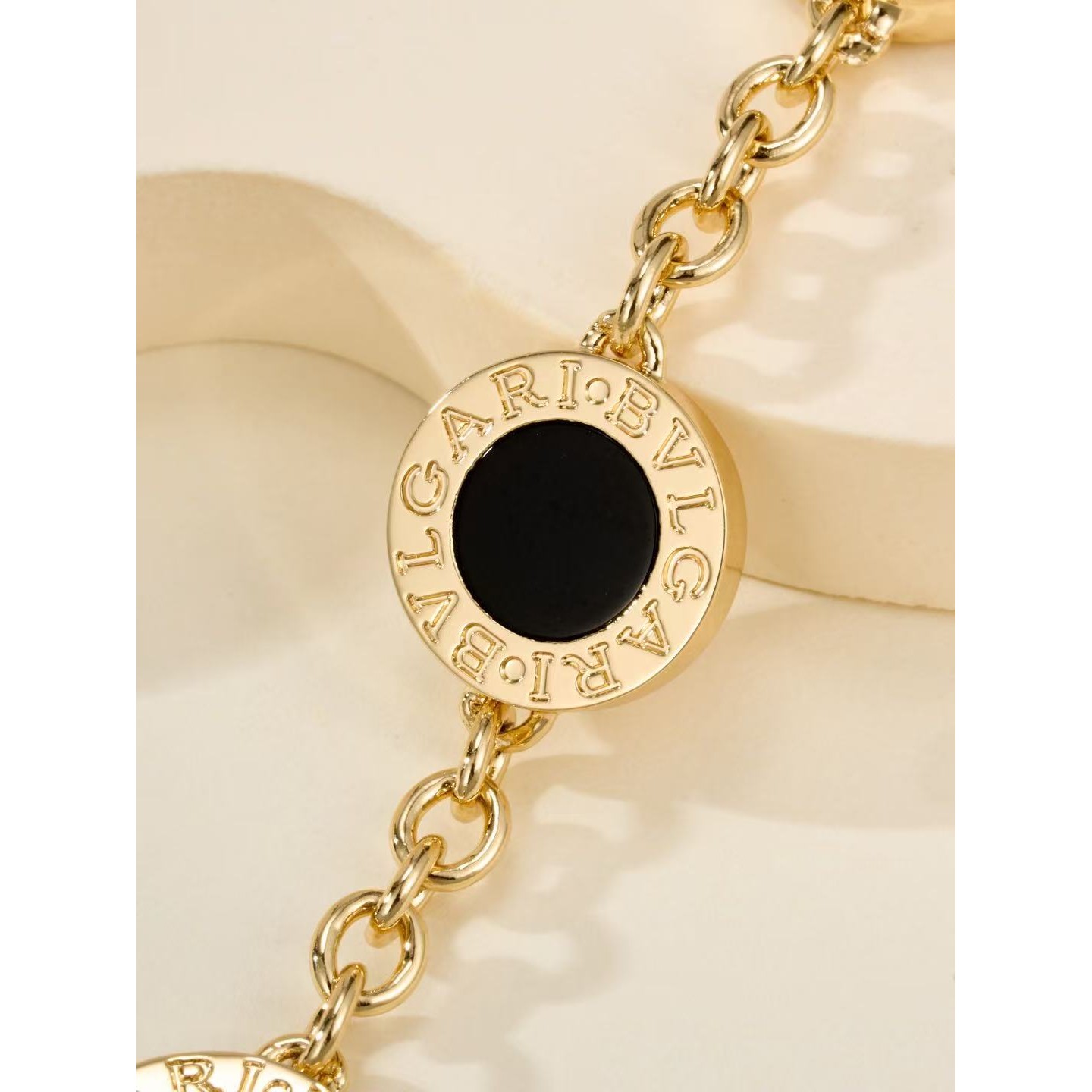 <p>Bvlgari logo钱币系列粗金色手链</p>