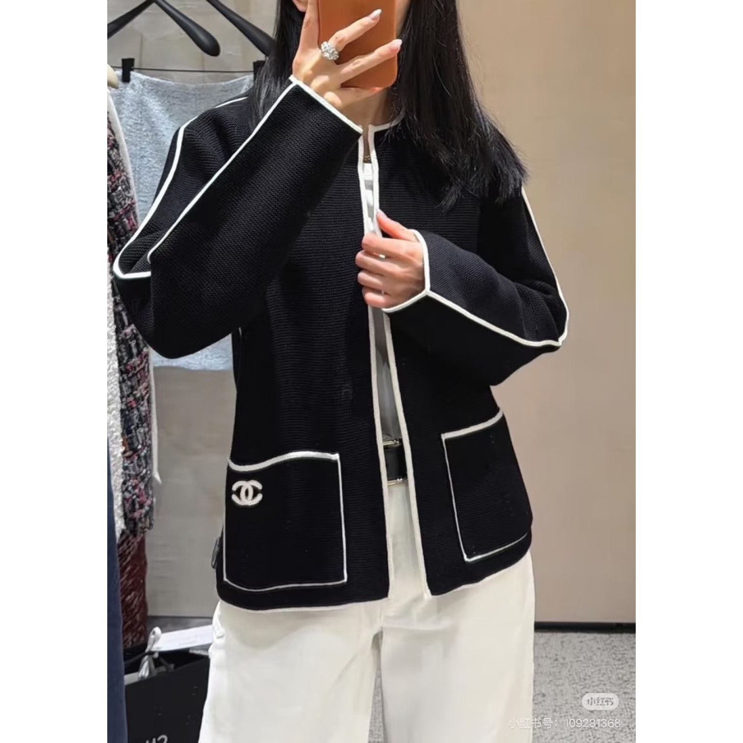 <p>Chanel 黑底米白滚边针织开衫</p>