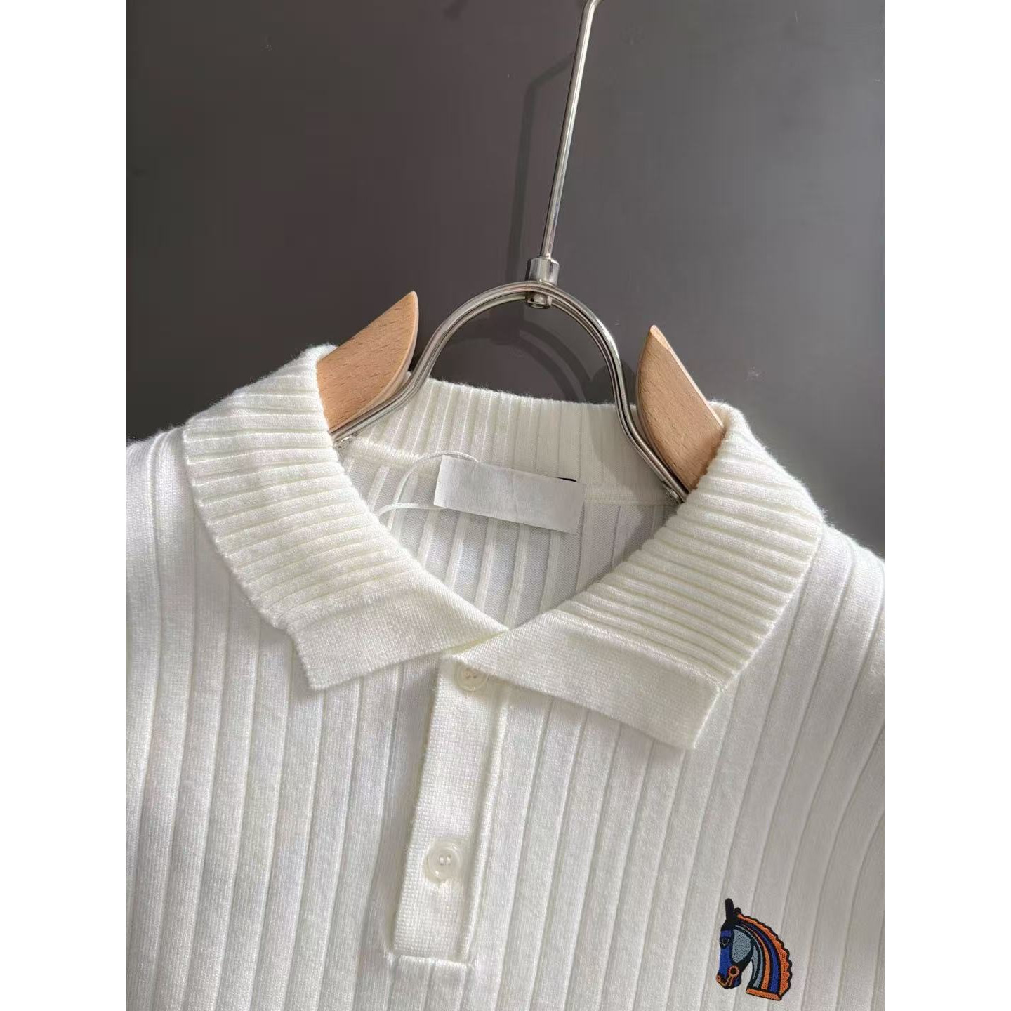 <p>HERMES 秋冬官网最新毛衣(白)</p>