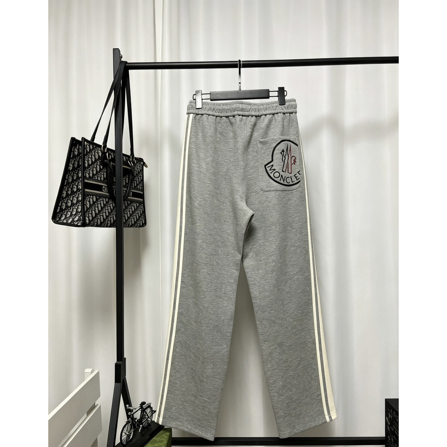 <p>&nbsp;Moncler 蒙口休闲长裤(灰)</p>