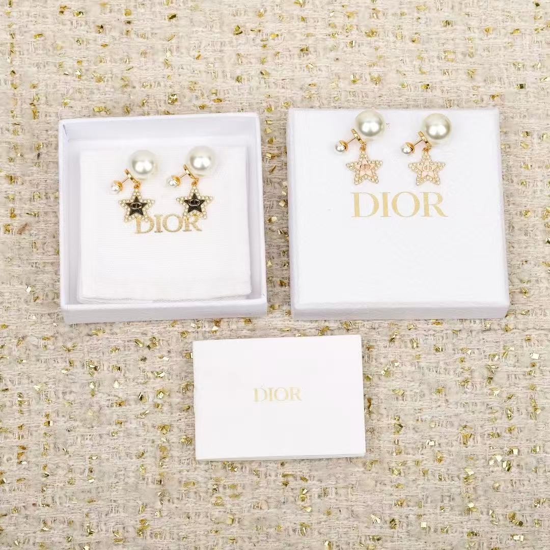 <p>DIOR&nbsp;五角星CD珍珠耳钉</p>
