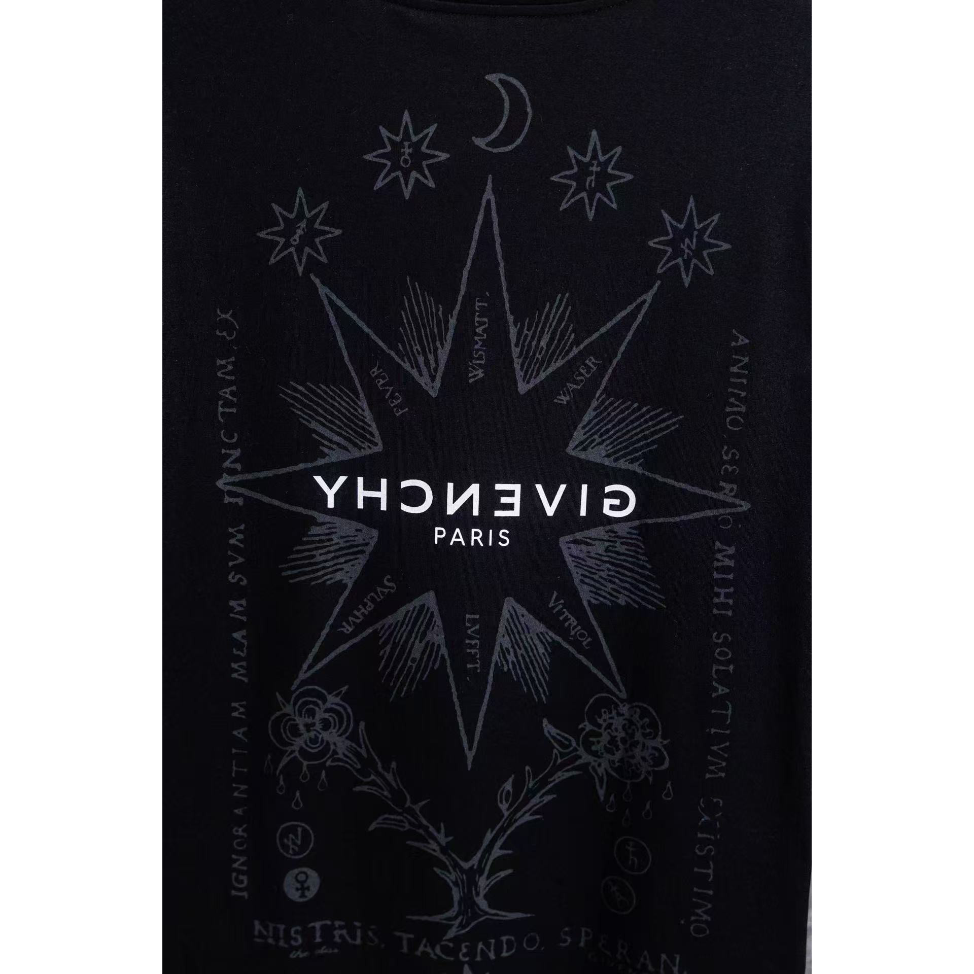 <p>GIVENCHY 塔罗牌星星印花短袖(黑)</p>