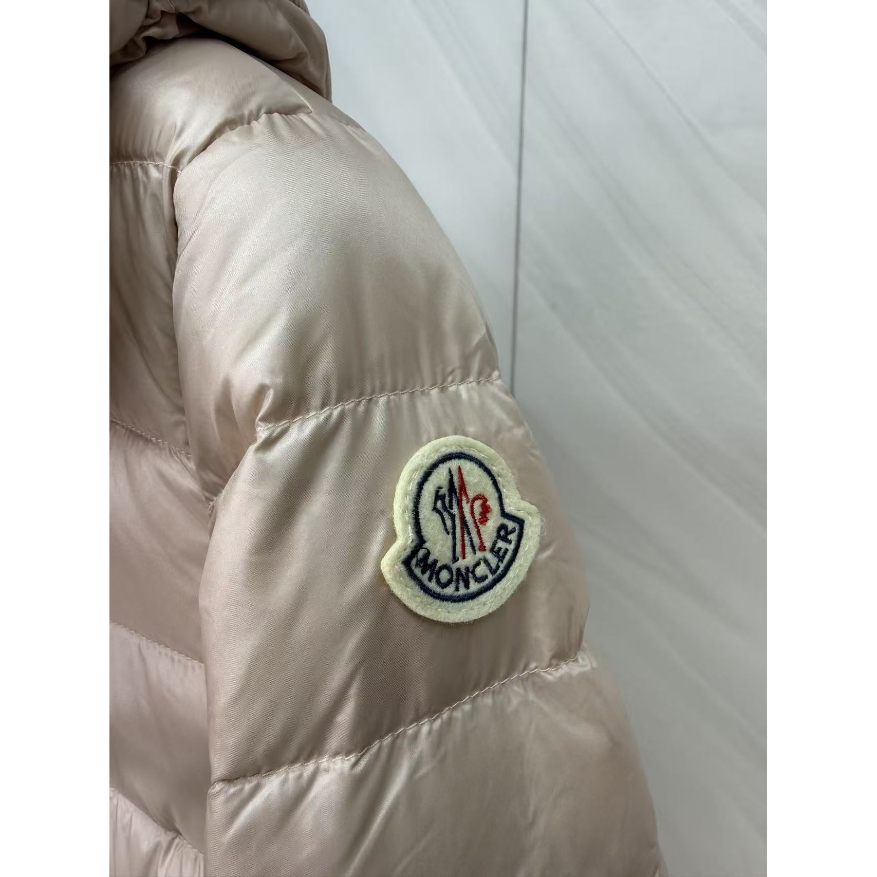 <p>Moncler 连帽中长羽绒服(粉)</p>