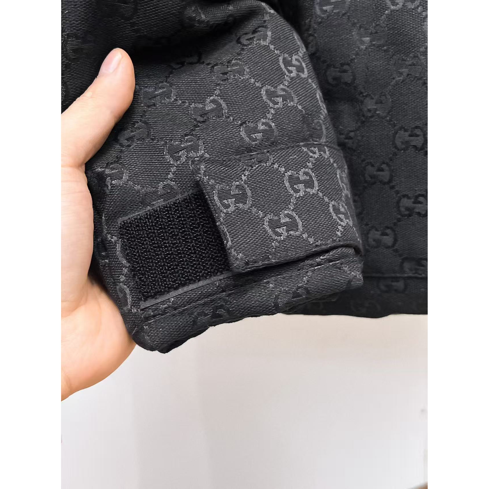 <p>GUCCI 秋冬新款羽绒服(黑)</p>