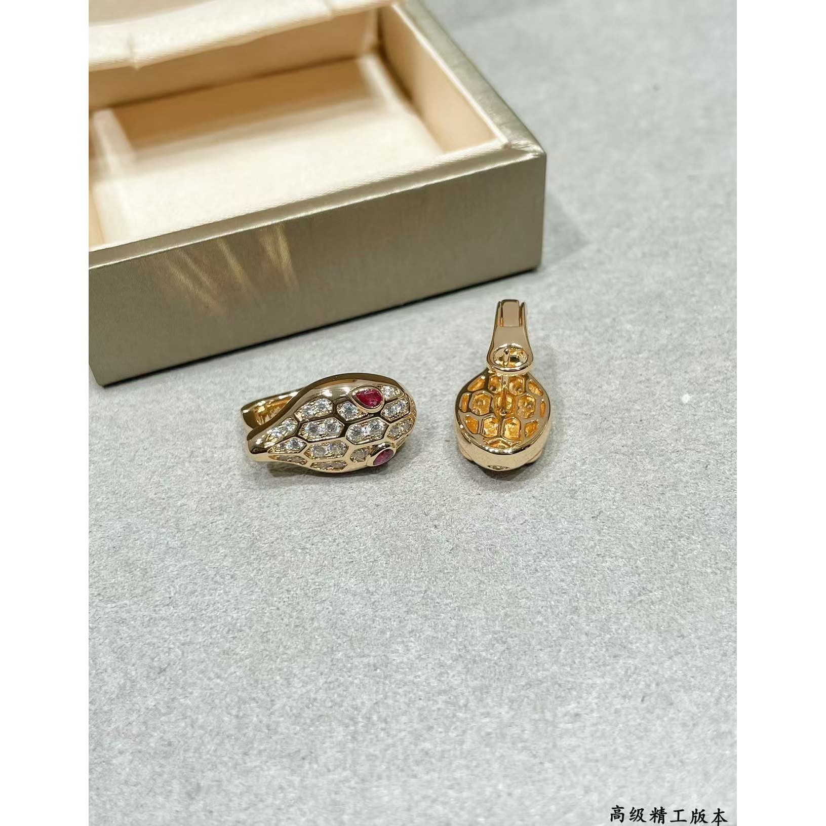 <p>BVLGARI 满钻蛇耳钉（红钻</p>