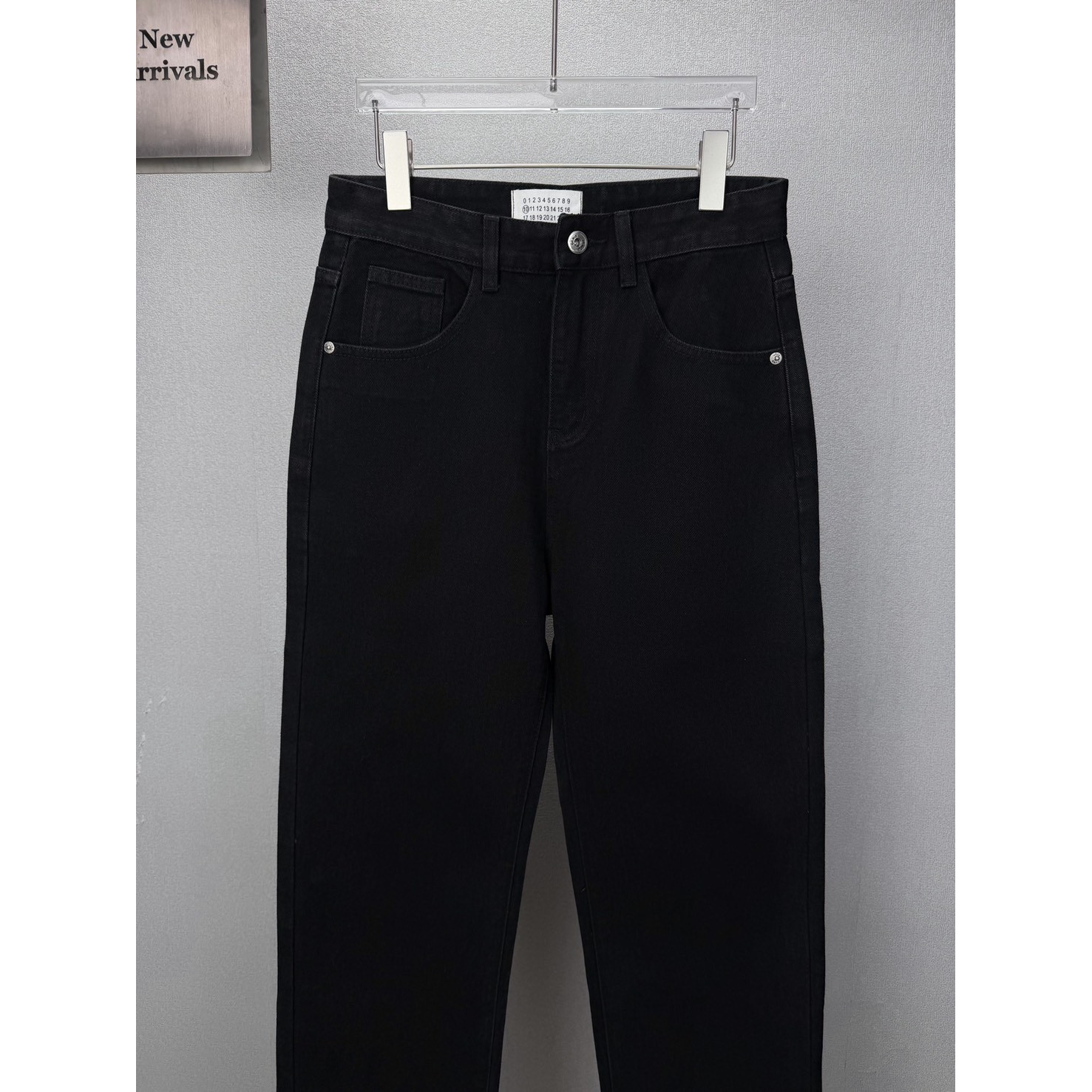 <p>Maison Margiela 口袋绿色数字🔢印花情侣款水洗宽松牛仔裤(黑)</p>