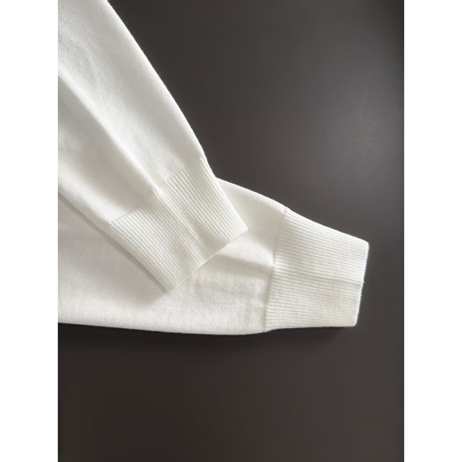 <p>Loro Piana 男士翻领针织外套(白)</p>