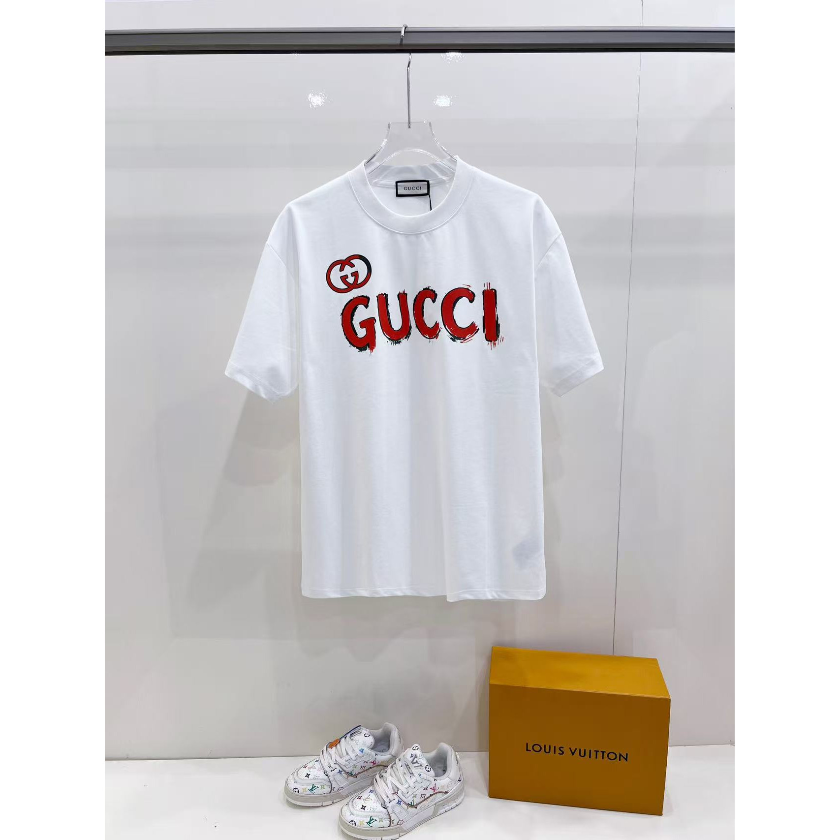 <p>GUCCI 短袖圆领T恤(白)</p>

<p>&nbsp;</p>