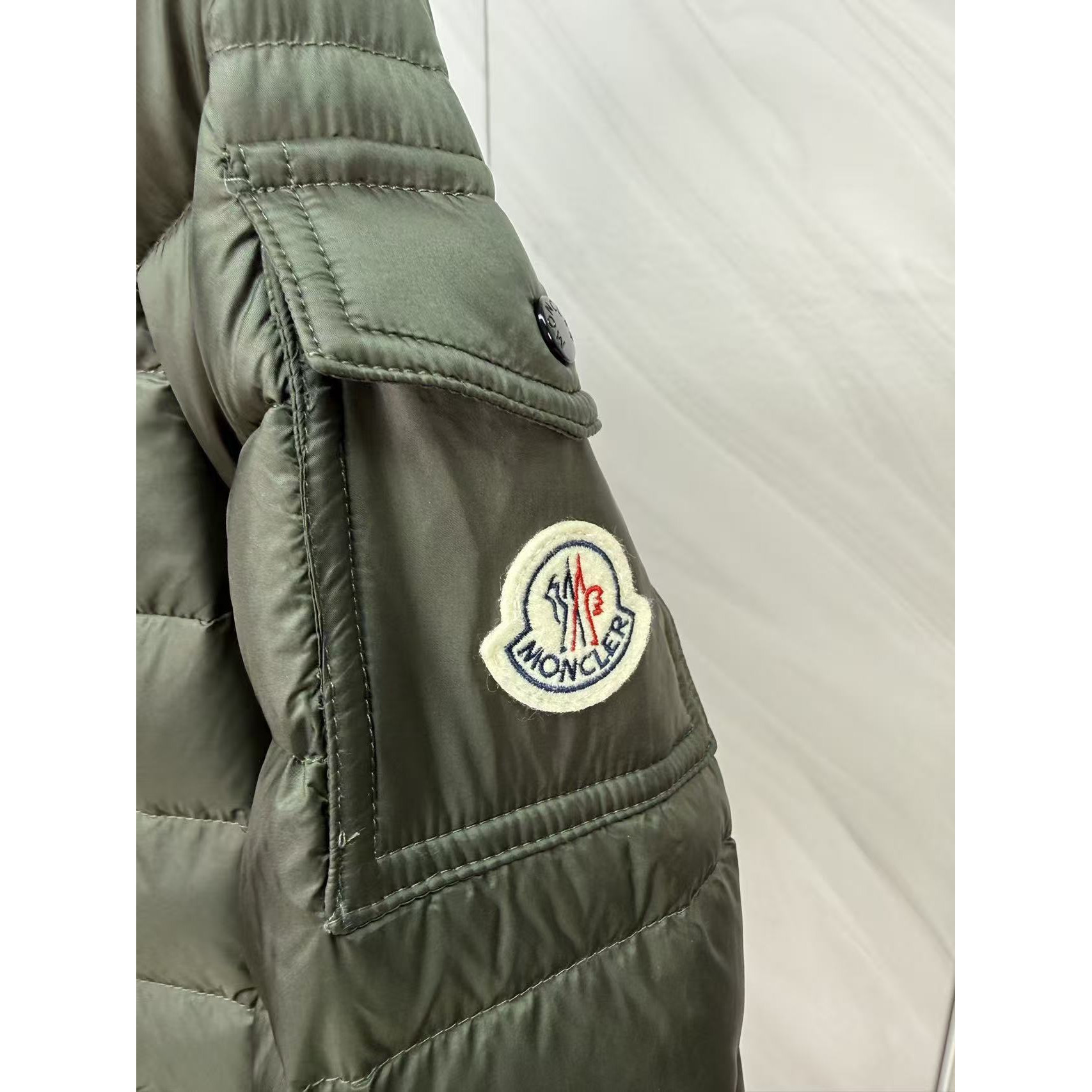 <p>Moncler Bles系列羽绒服(軍綠)</p>