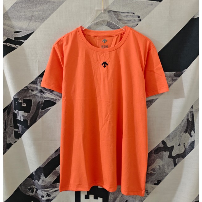 <p>DESCENTE 速乾短袖T恤</p>