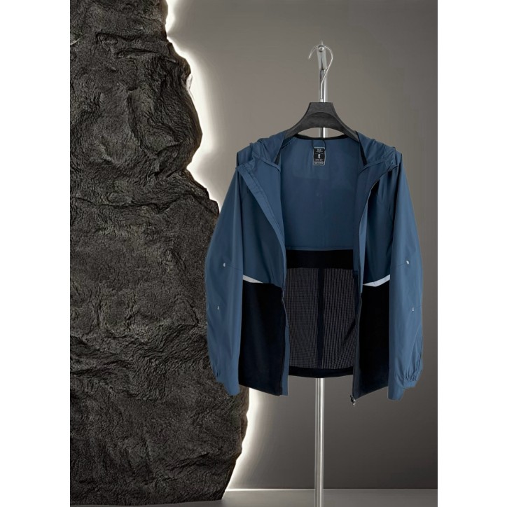 <p>On Weather Jacket Insulated 輕量外套</p>
