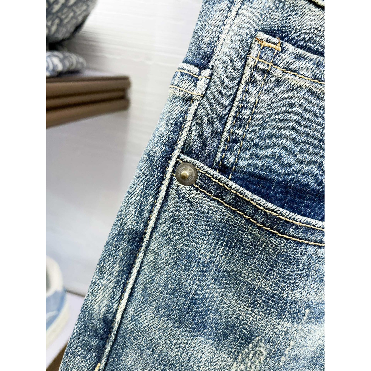 <p>D&amp;G&nbsp;高品质牛仔裤(淺藍)</p>