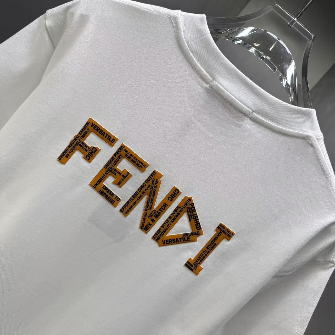 <p>FENDI 短袖T恤(白)</p>
