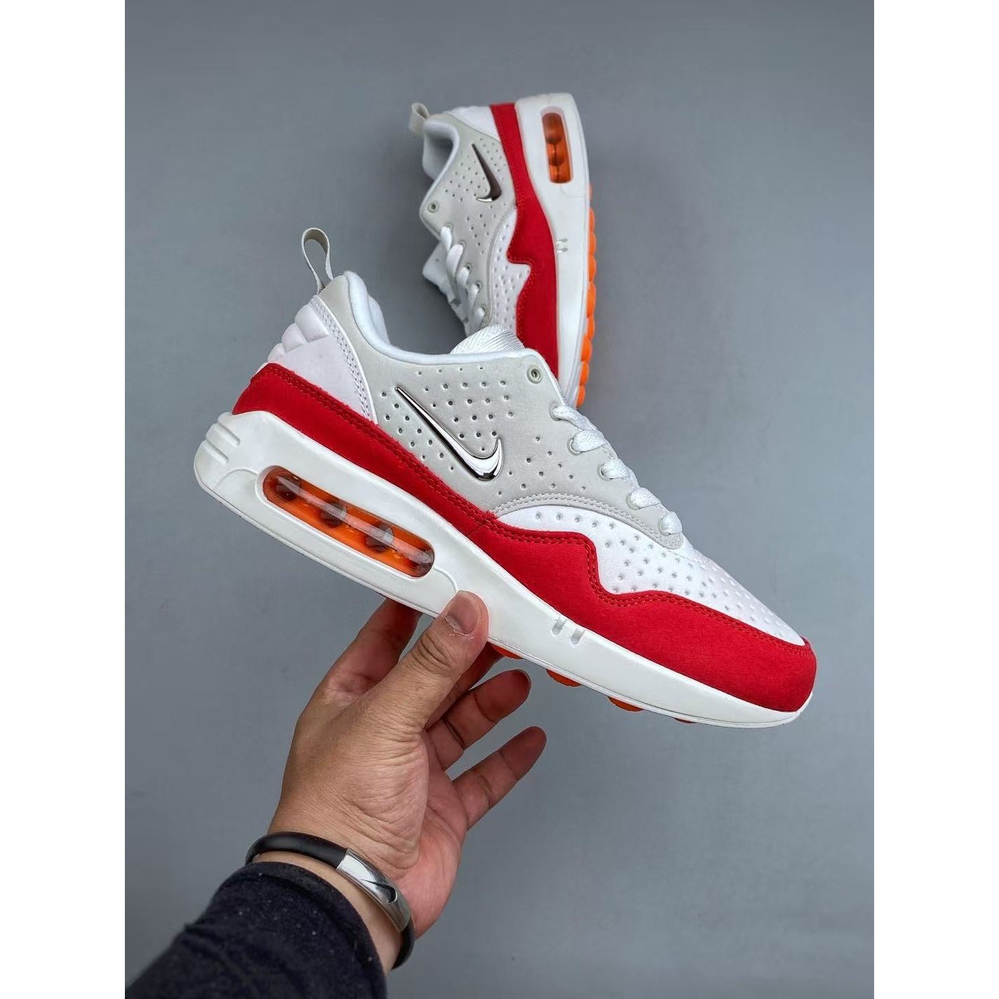 <p>NIKE AIR MAX 气垫复古跑步鞋(白紅)</p>