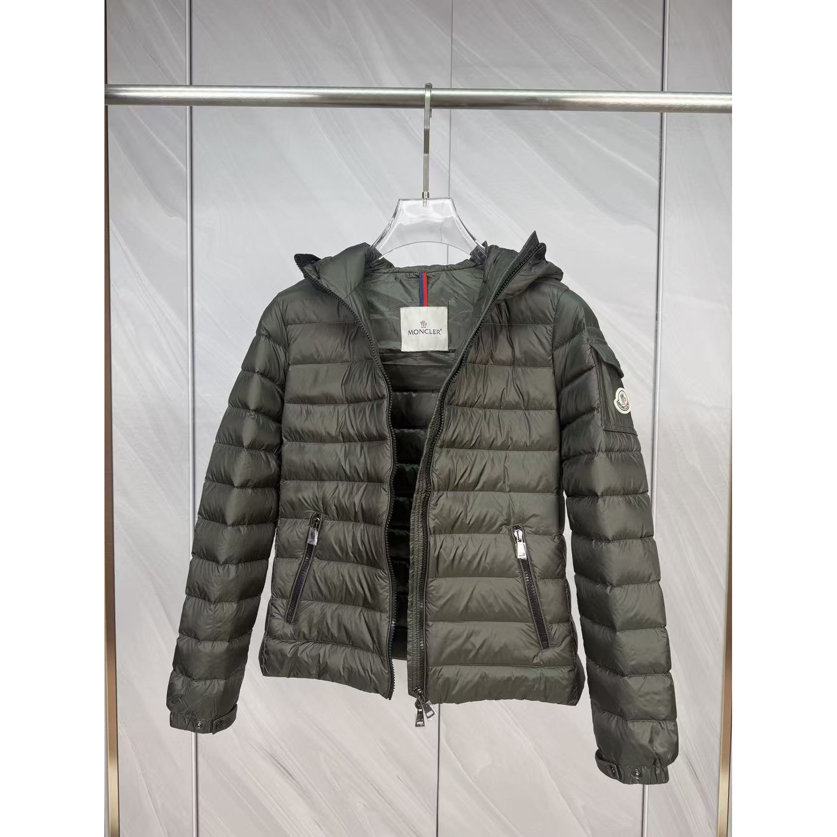 <p>Moncler Bles系列羽绒服(軍綠)</p>