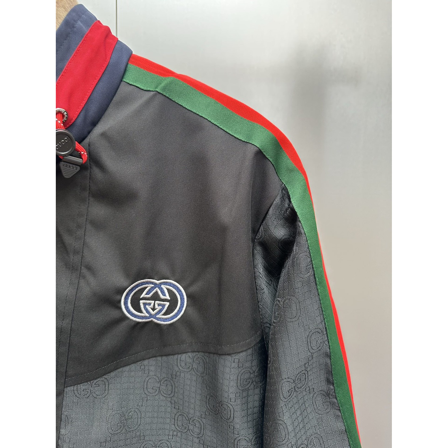 <p>GUCCI 织带互扣双G立领防风夹克(黑)</p>