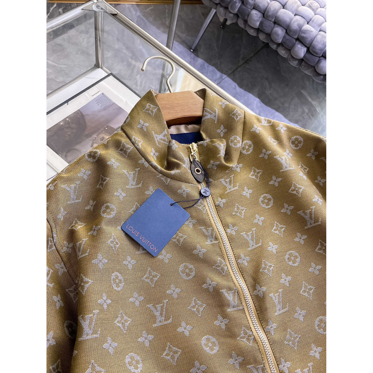 <p>LV 男士夹克外套(卡其)</p>