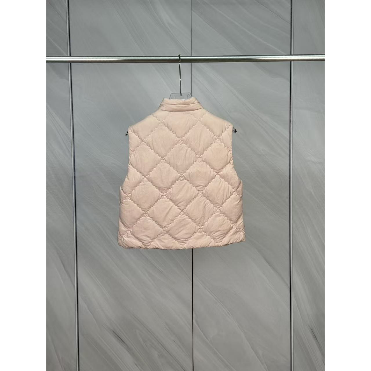 <p>Moncler 菱格纹立领休闲女士羽绒背心(粉)</p>