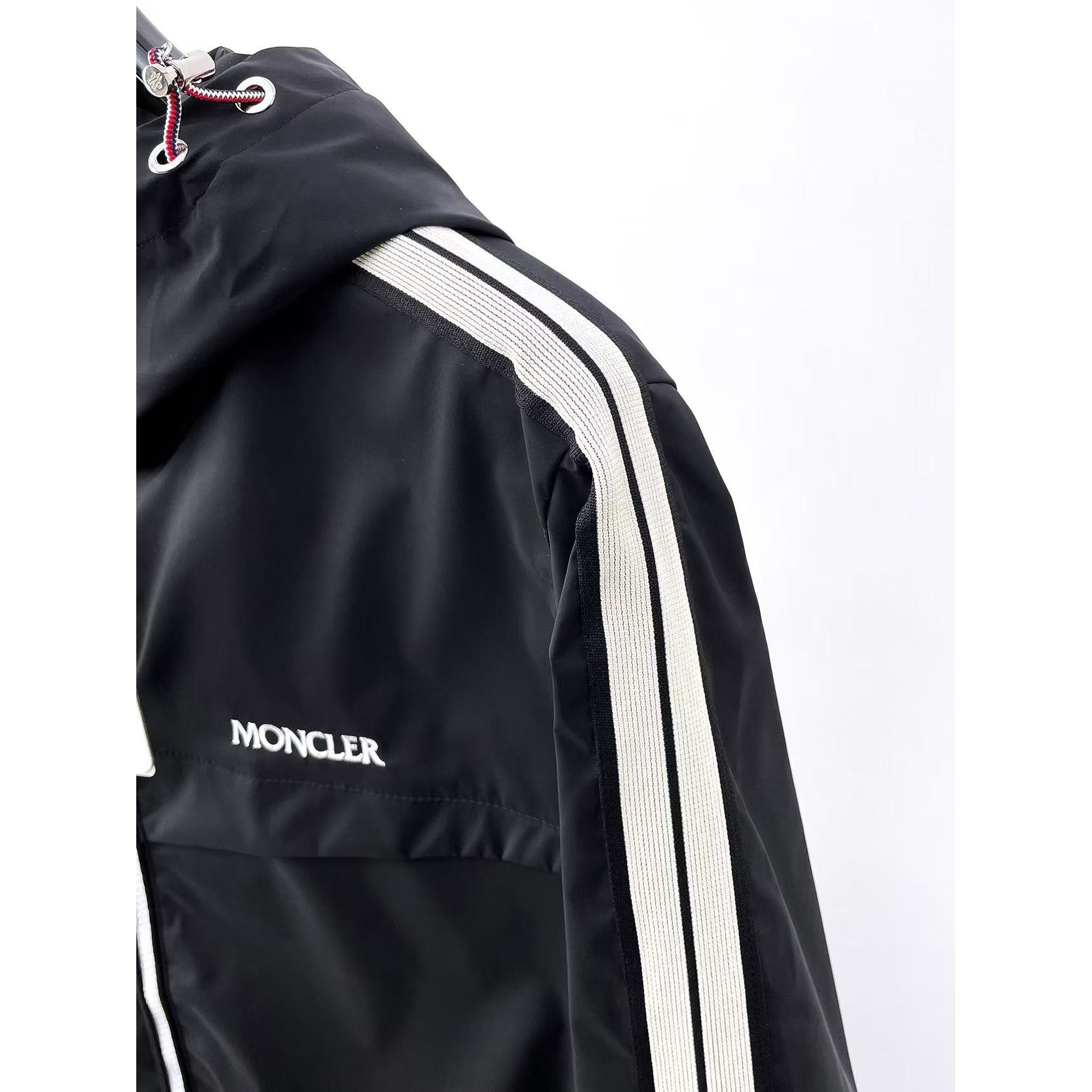 <p>MONCLER 时尚休闲夹克外套(黑)</p>