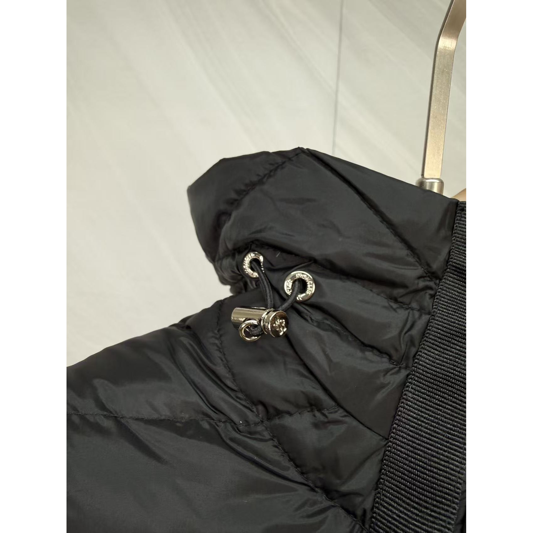 <p>Moncler 羊毛连帽针织男士羽绒服(黑)</p>