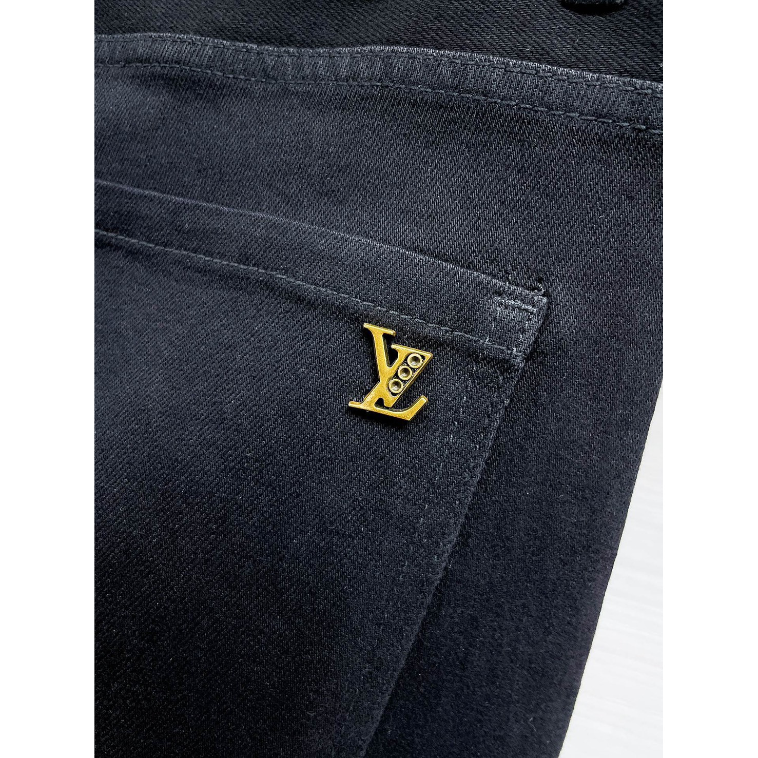 <p>LV&nbsp;高品质牛仔裤(黑)</p>