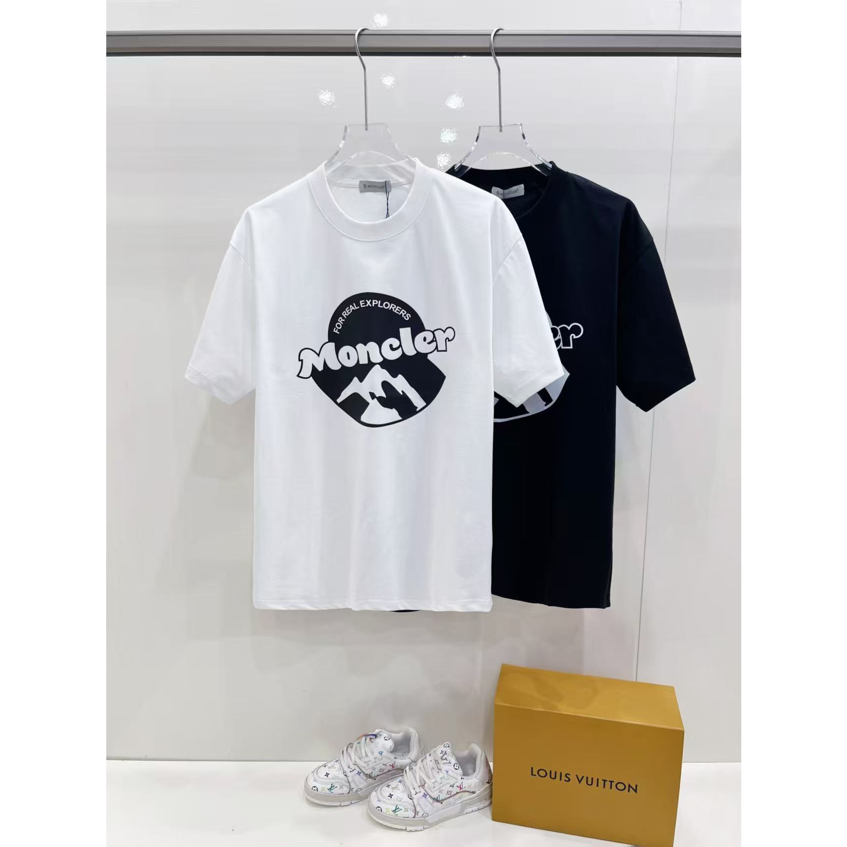 <p>MONCLER&nbsp;短袖圆领T恤(黑)</p>