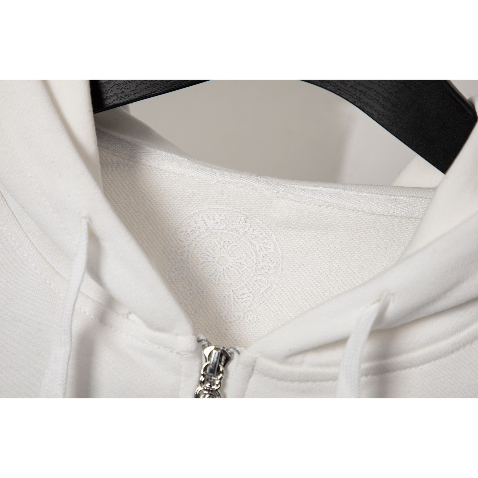 <p>CHROME HEARTS 梵文字母连帽外套(DZ82)(白色)</p>