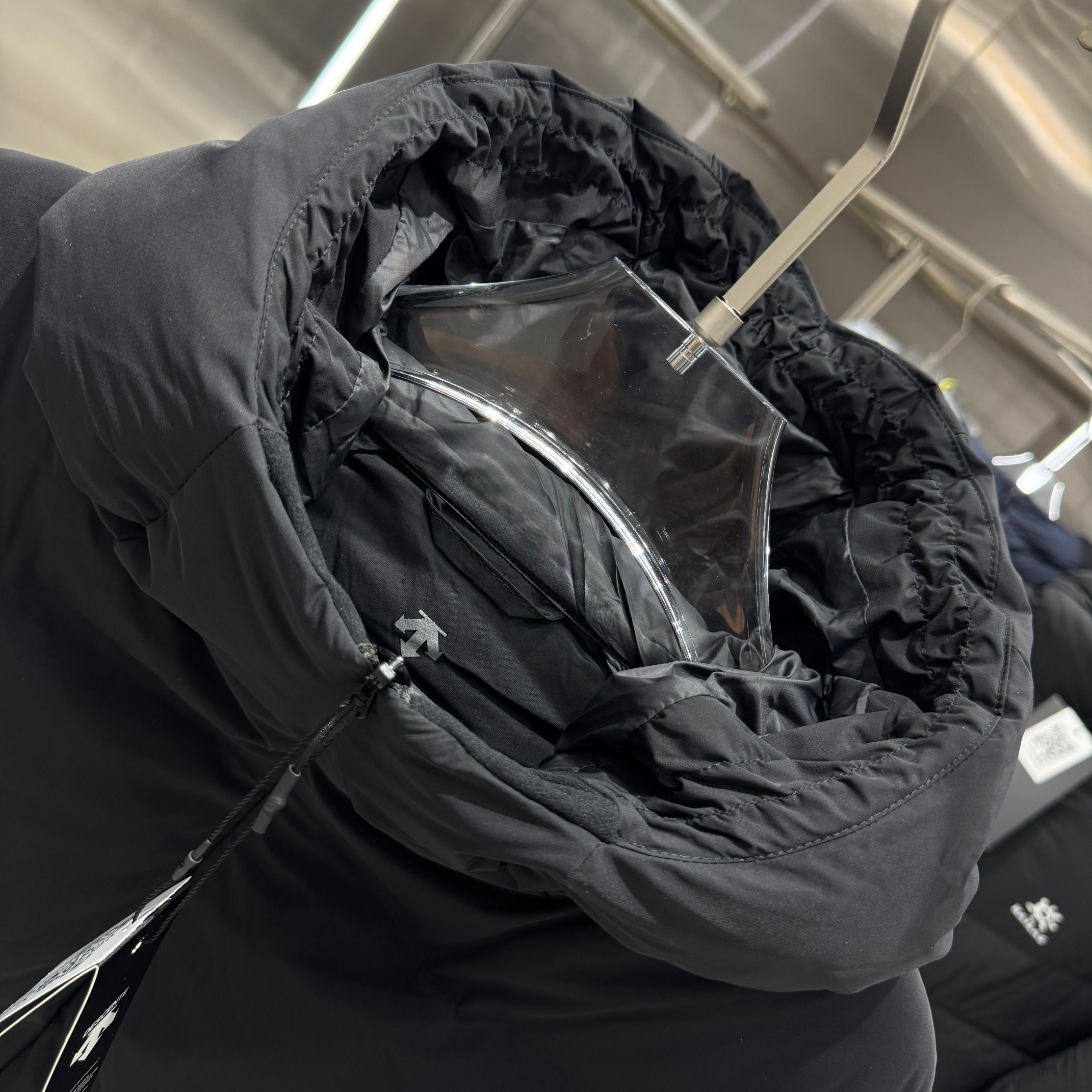 <p>DESCENTE 运动羽绒服(黑)</p>