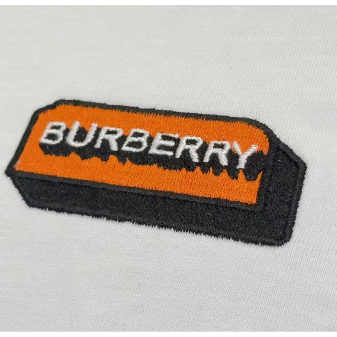<p>Burberry 长袖卫衣T恤(白)</p>