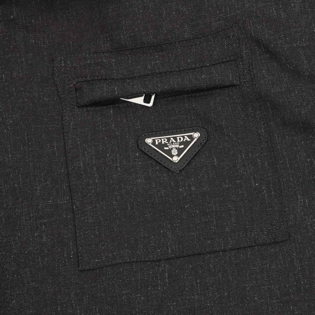 <p>PRADA 质领角标翻领外套(黑)</p>