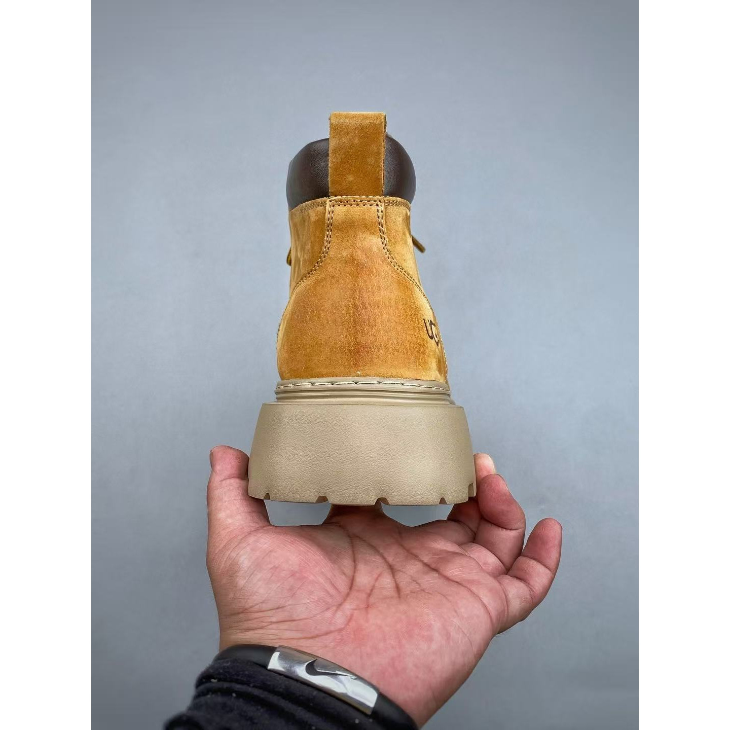 <p>UGG 休闲马丁靴</p>