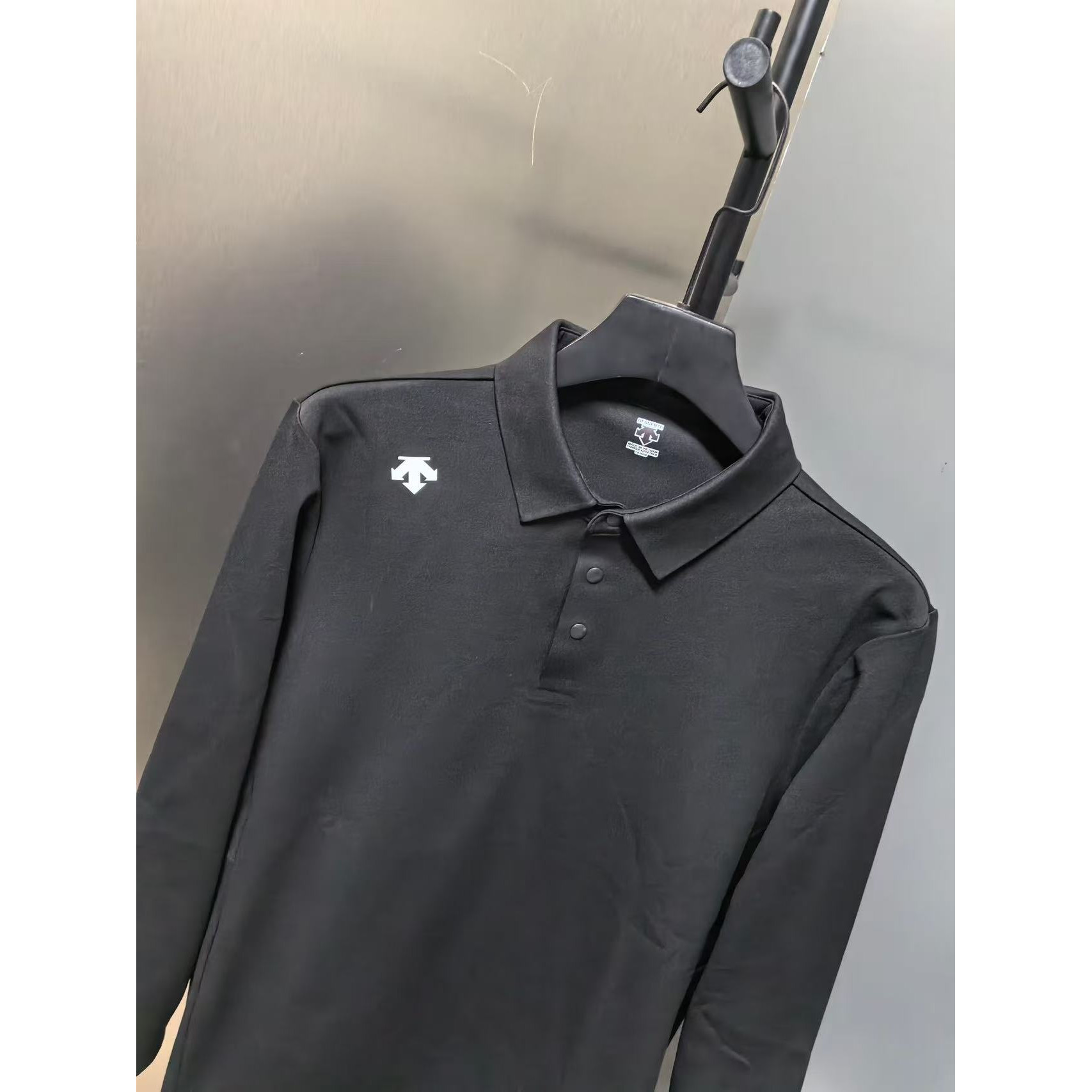 <p>Descente 翻领长袖打底(黑)</p>