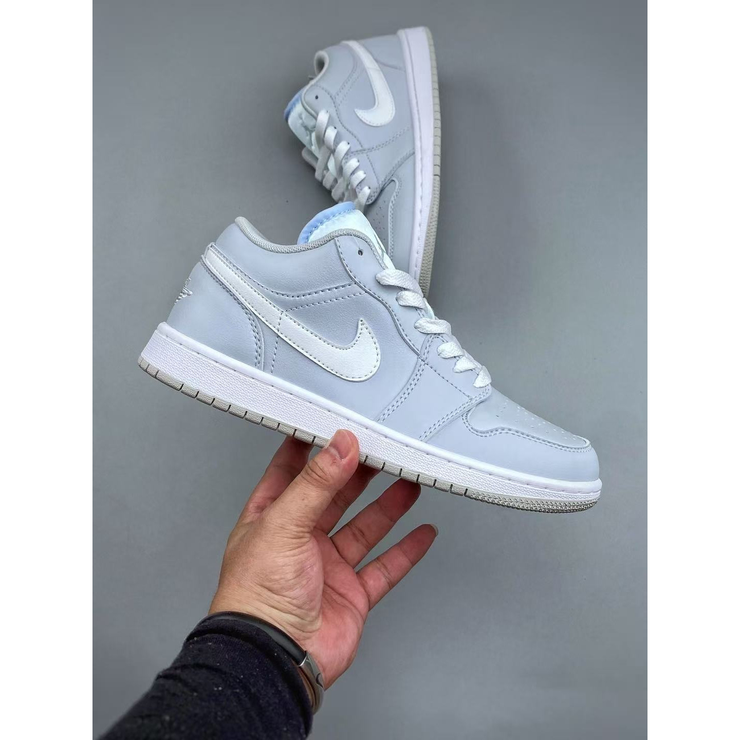 <p>Nike Air Jordan Air Jordan 1 休闲板鞋(灰白)</p>