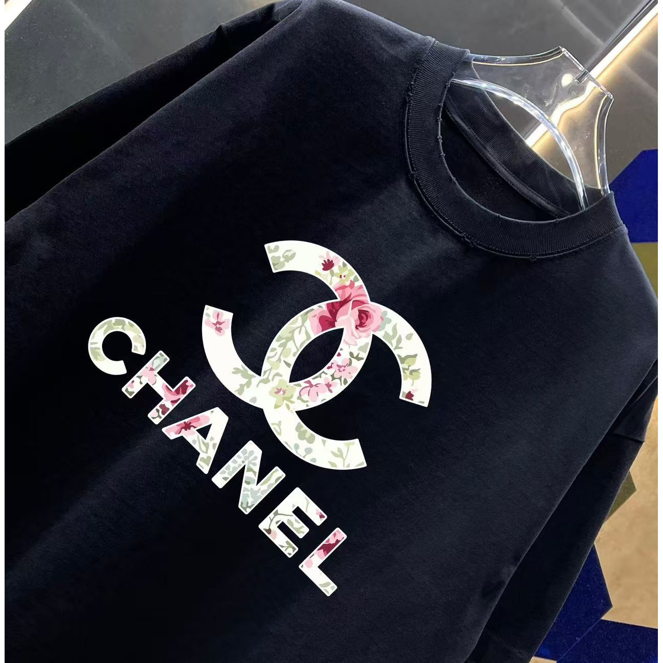 <p>CHANEL 洗水磨破短袖T恤(洗水黑)</p>