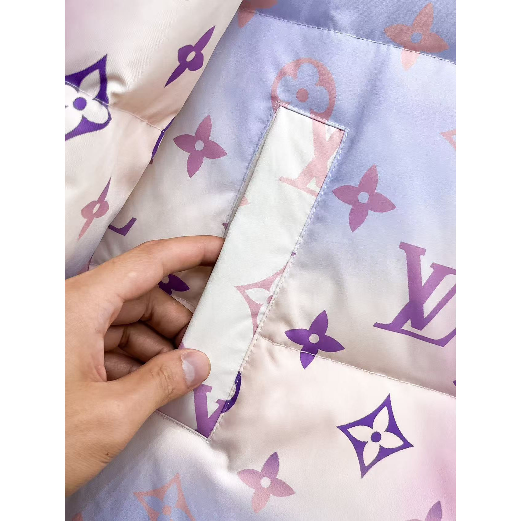 <p>LV 秋冬新款羽绒服</p>