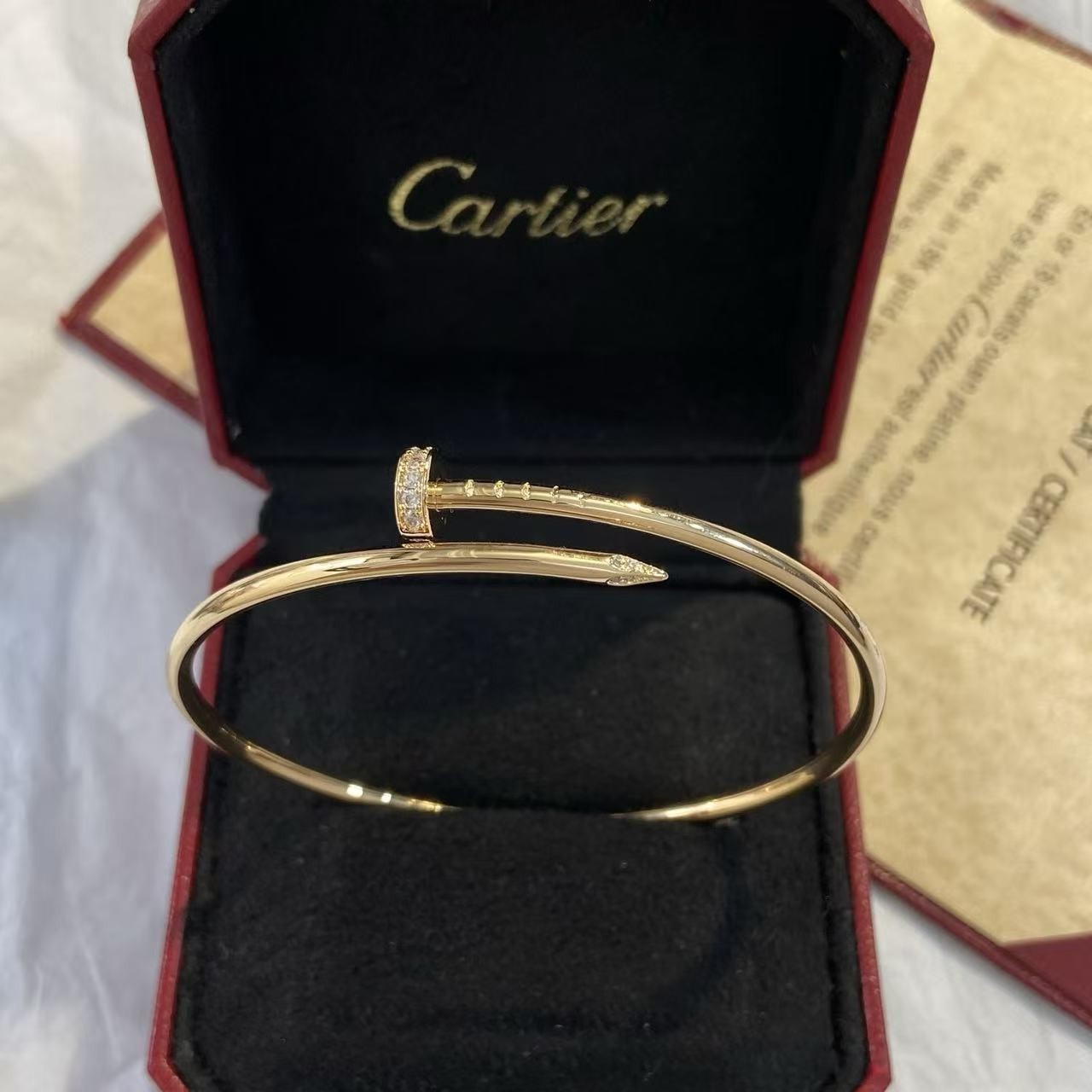 <p>CARTIER 经典款带钻钉子手镯 V金高版本</p>