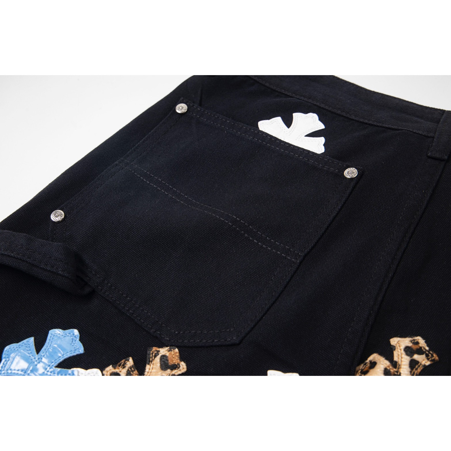 <p>CHROME HEARTS 工装伐木大十字架拼皮牛仔裤(1719#)</p>