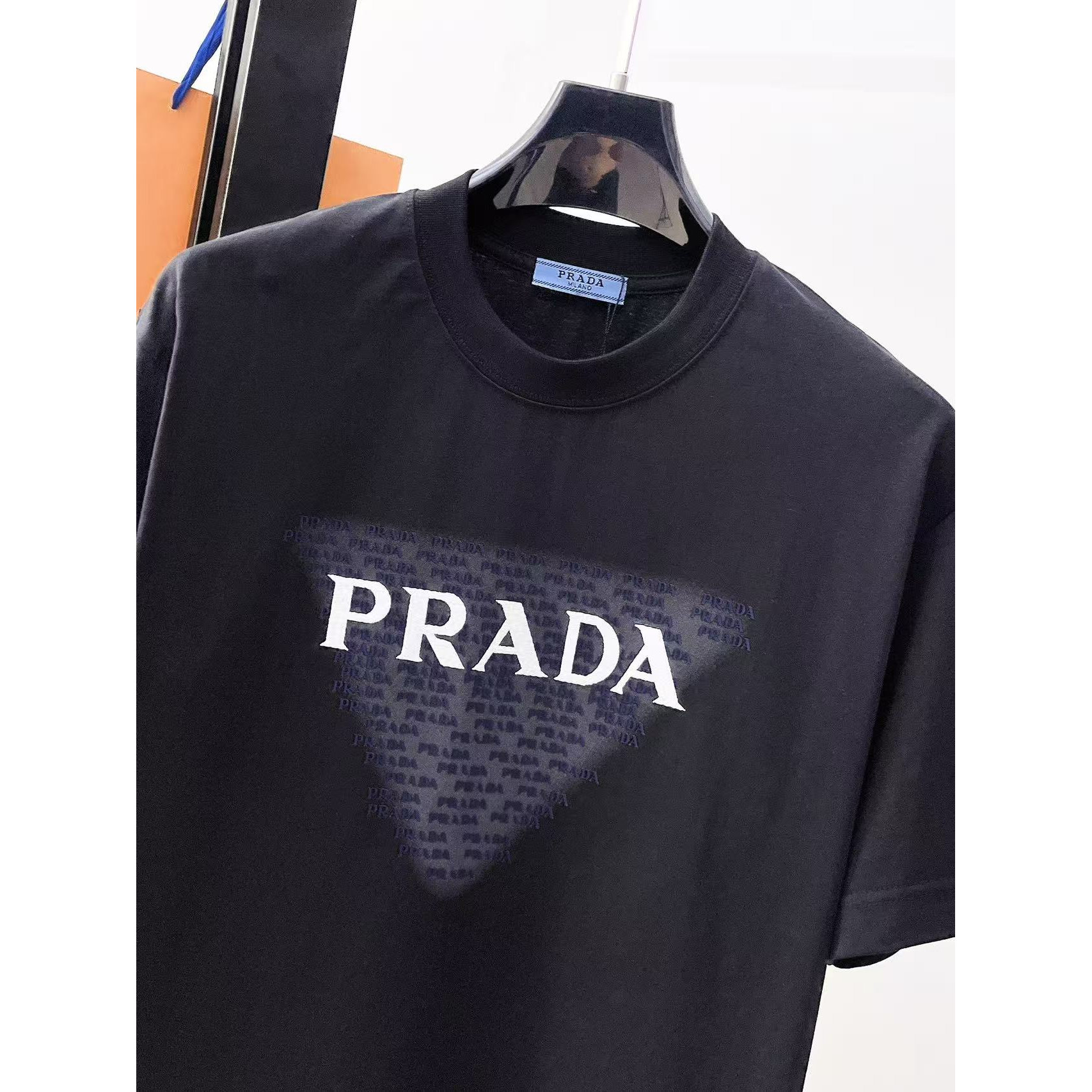 <p>PRADA 专柜新款短袖T恤(黑)</p>