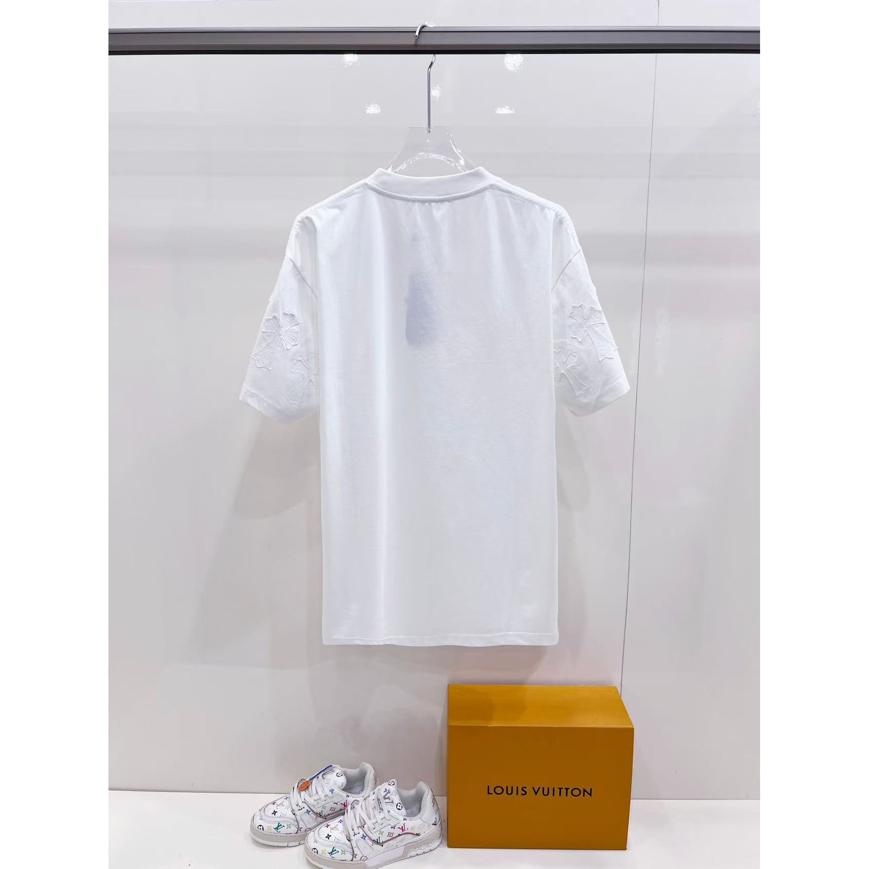 <p>CHROME HEARTS 破洞别针刺绣短袖(白)</p>