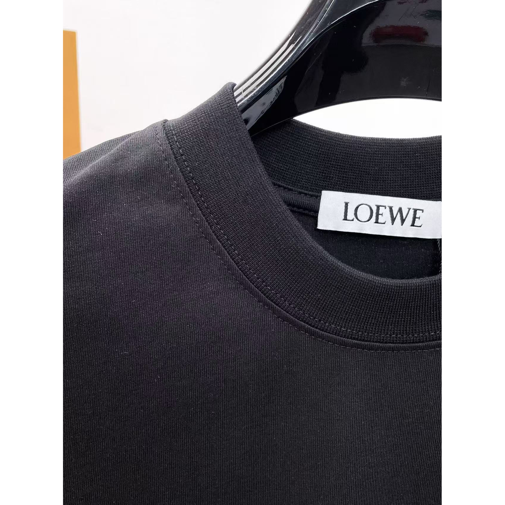 <p>LOEWE&nbsp;专柜新款短袖T恤(黑)</p>