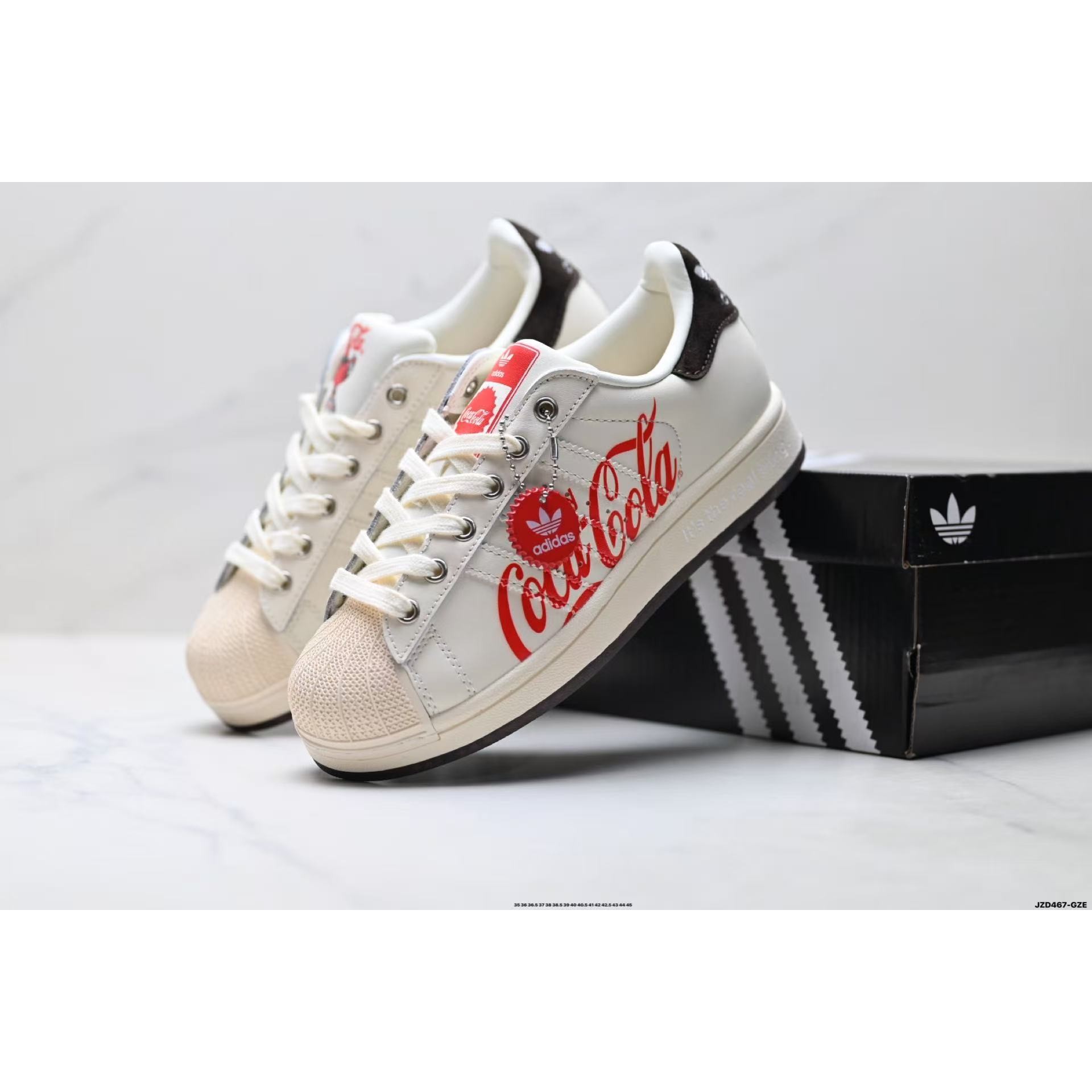 <p>Adidas Coca Cola X SUPERSTAR 休闲运动板鞋(白)</p>