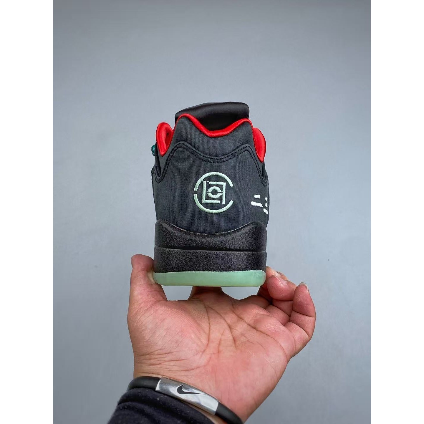 <p>Air Jordan 5 Low Fire Red&nbsp; 篮球鞋(黑)</p>