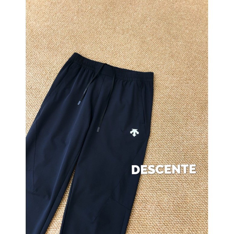 <p>DESCENTE 防水透濕運動長褲(黑)</p>