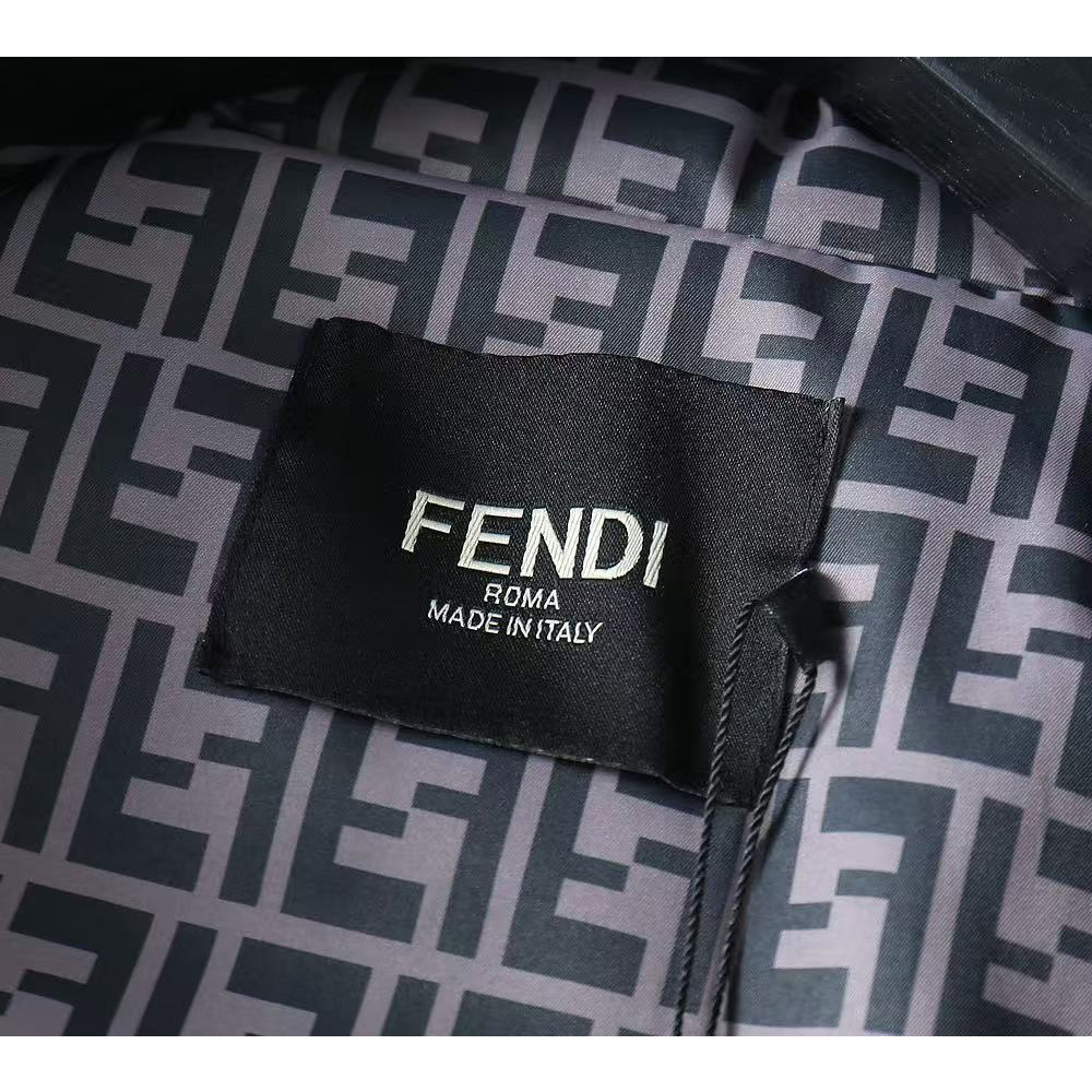 <p>FENDI 新款羽绒服(黑)</p>