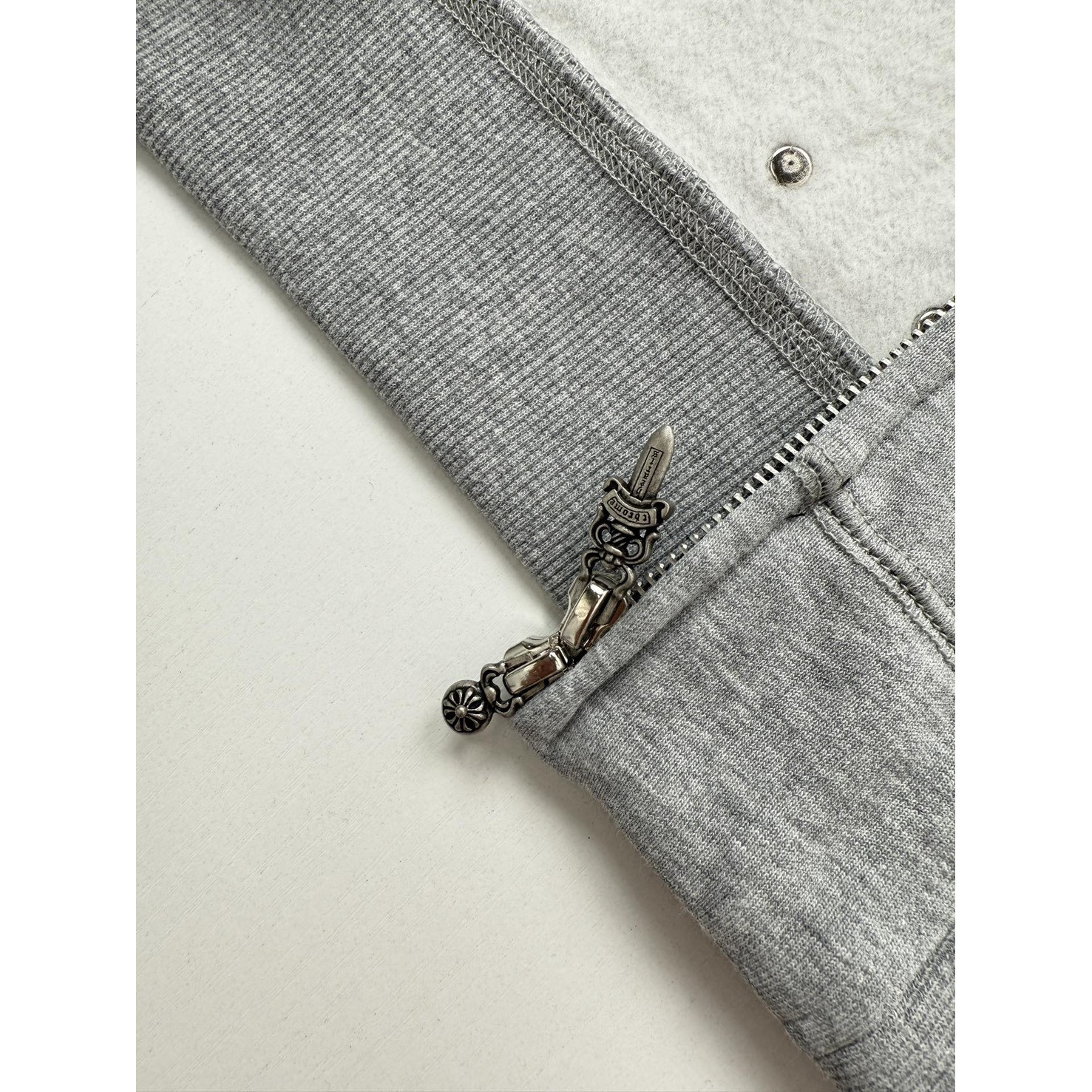 <p>CHROME HEARTS 十字架皮标拉链连帽外套(灰)</p>